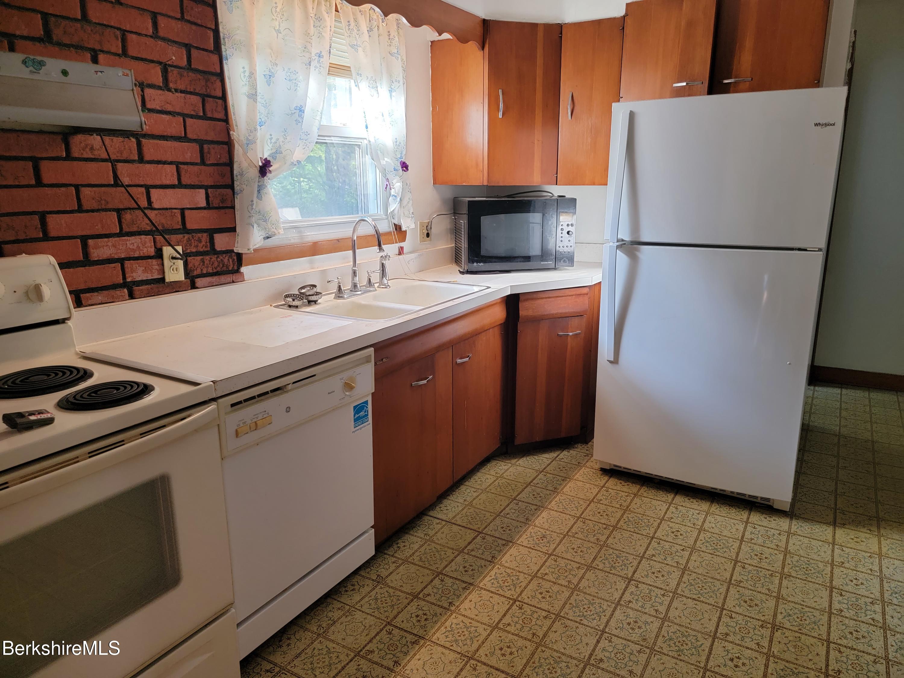 1096 South State Road Cheshire, MA 01225 - Photo 20 of 41 kitchen