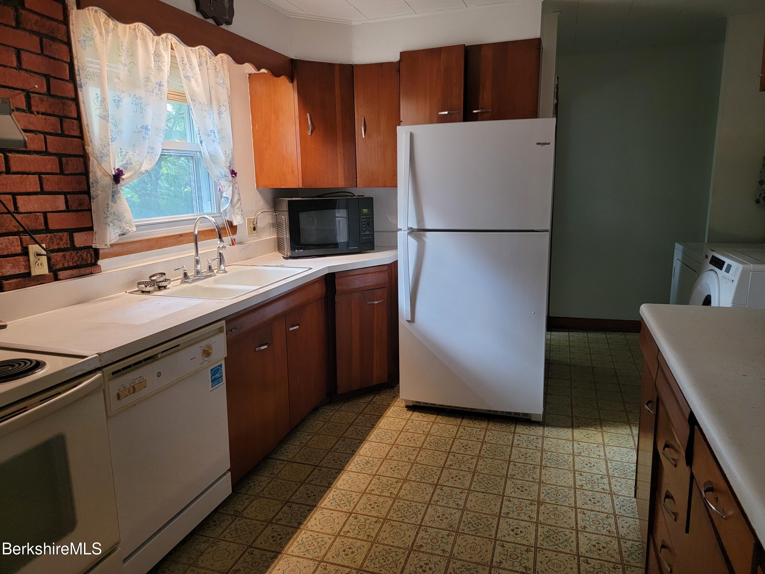 1096 South State Road Cheshire, MA 01225 - Photo 21 of 41 kitchen