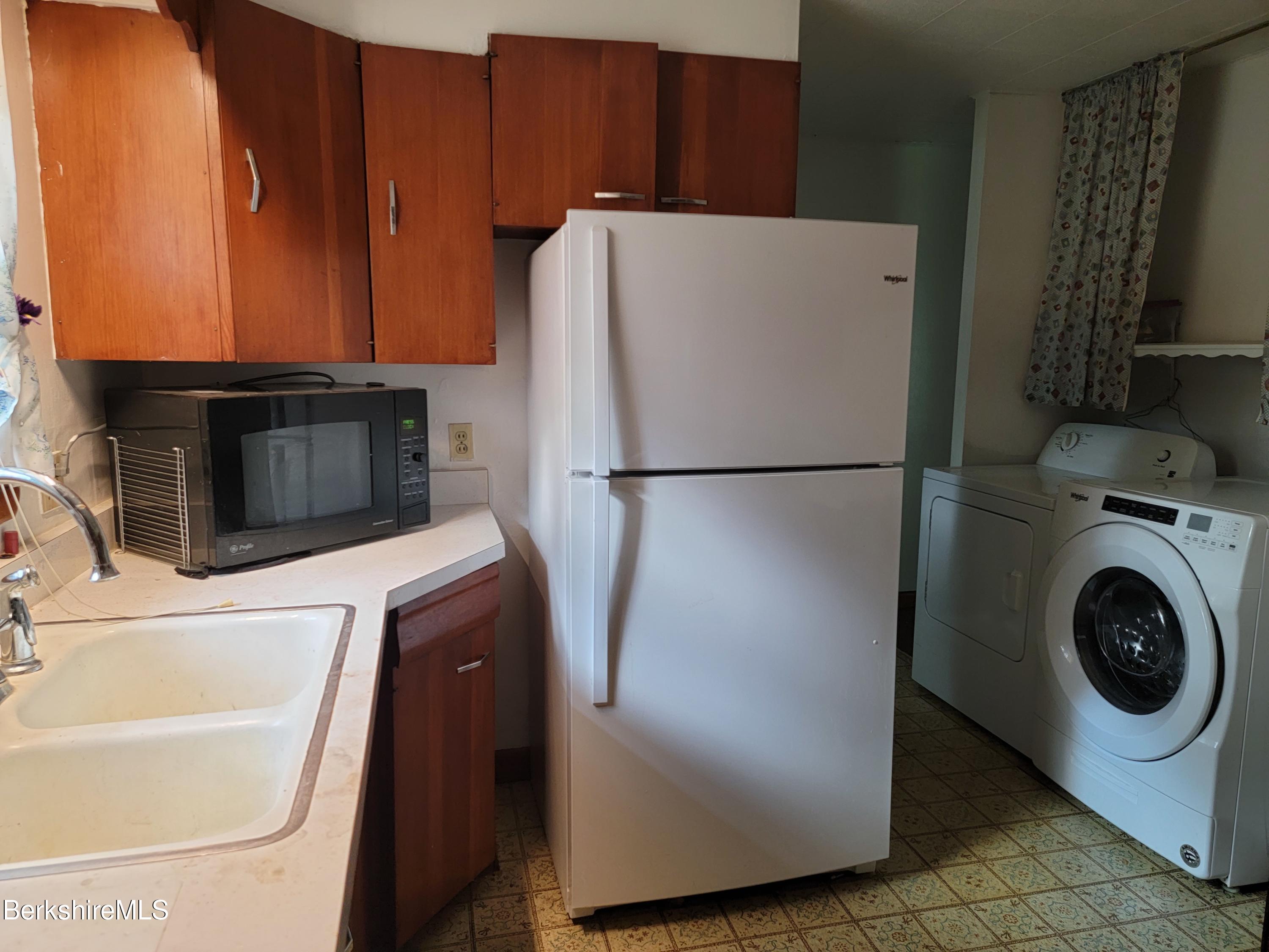 1096 South State Road Cheshire, MA 01225 - Photo 22 of 41 Kitchen with sink washer dryer