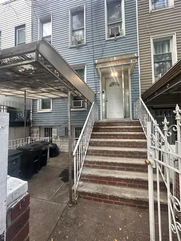 a view of a house with backyard and deck