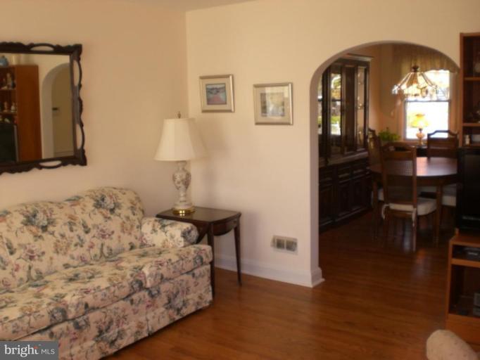 1602 Hardwick Road Towson, MD 21286 - Photo 5 of 19 Living Room