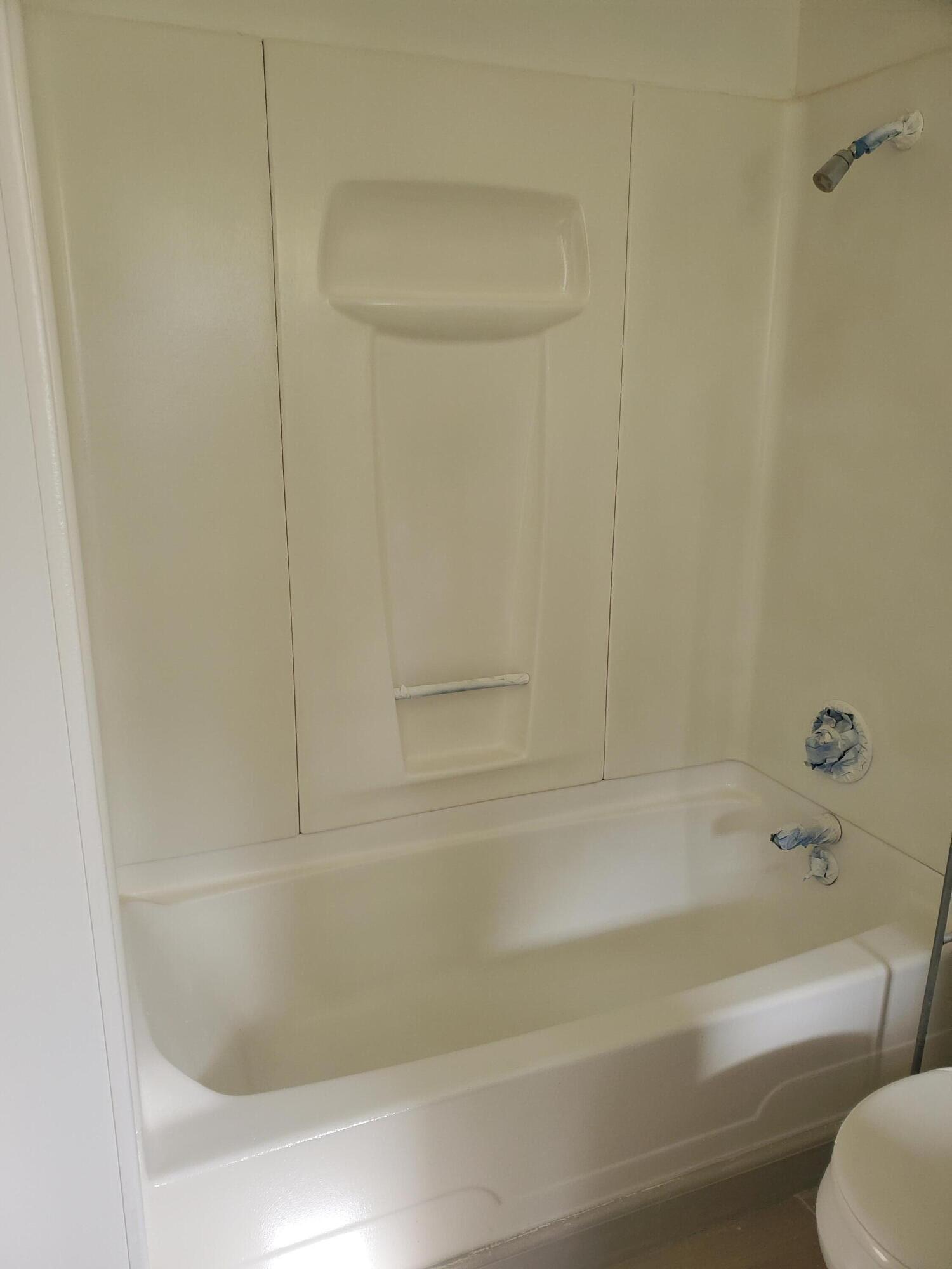 513 Queens Branch Road Rogue River, OR 97537 - Photo 17 of 56 a bathroom with a bathtub