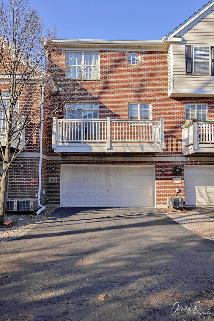 707 Prestwick Lane Wheeling, IL 60090 - Photo 2 of 29 a front view of a house with a balcony