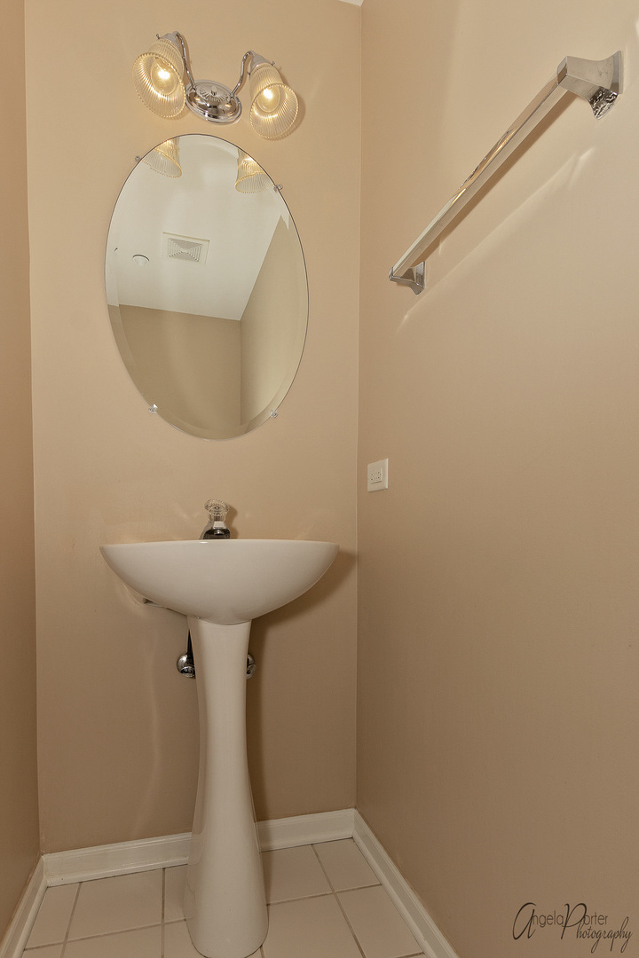 707 Prestwick Lane Wheeling, IL 60090 - Photo 18 of 29 a bathroom with a sink a mirror and shower