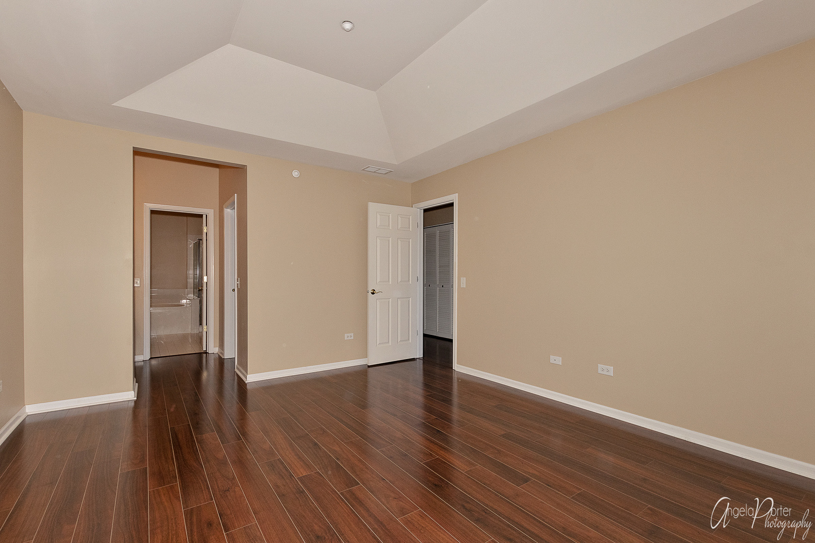 707 Prestwick Lane Wheeling, IL 60090 - Photo 19 of 29 a view of an empty room with wooden floor