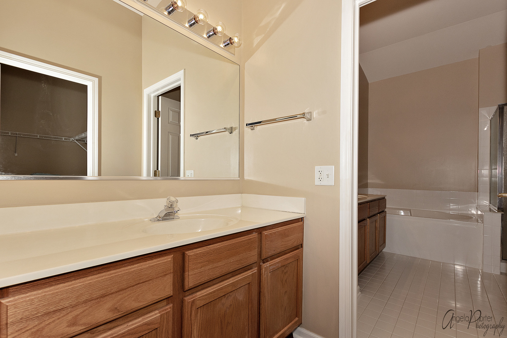 707 Prestwick Lane Wheeling, IL 60090 - Photo 20 of 29 a bathroom with a sink and a mirror
