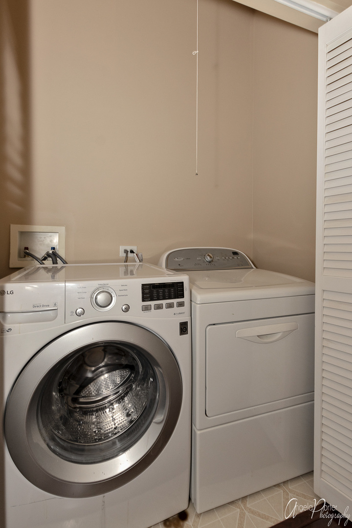 707 Prestwick Lane Wheeling, IL 60090 - Photo 25 of 29 a utility room with dryer and washer