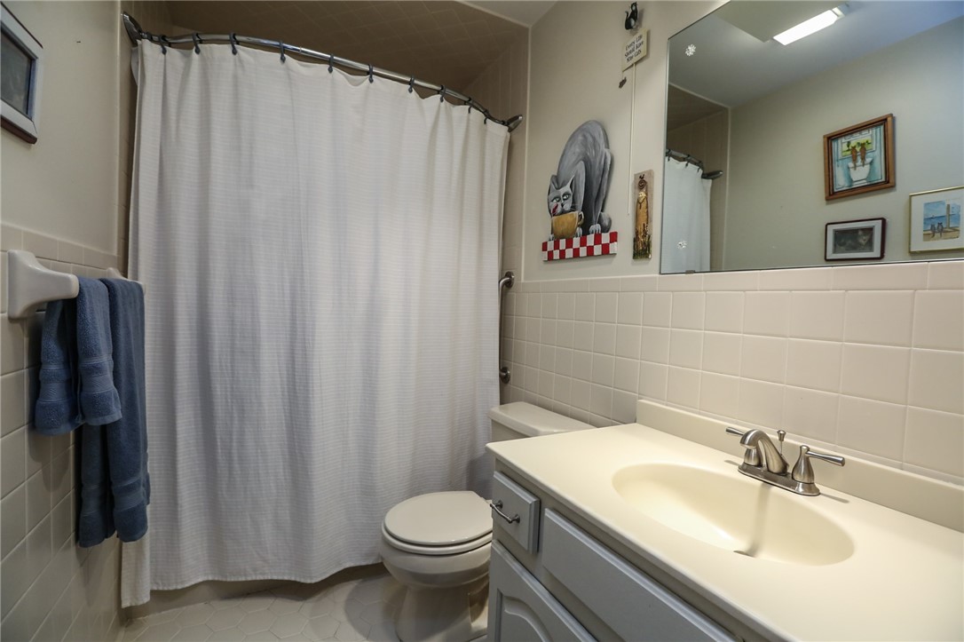 35 Shadow Pines Drive Penfield, NY 14526 - Photo 20 of 28 Guest bath