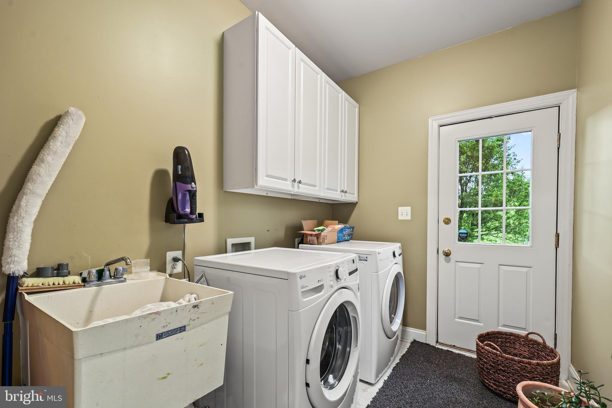 40890 Beechnut Road Leesburg, VA 20175 - Photo 44 of 65 a utility room with dryer and washer