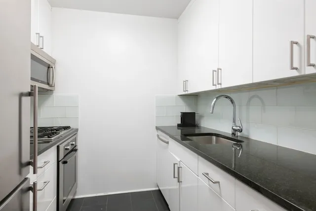 $699,000 | 300 East 64th Street, Unit 5F | Lenox Hill