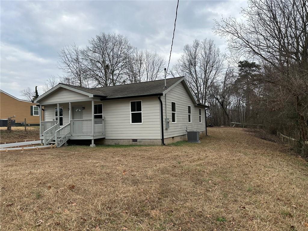 a view of a house with a yard