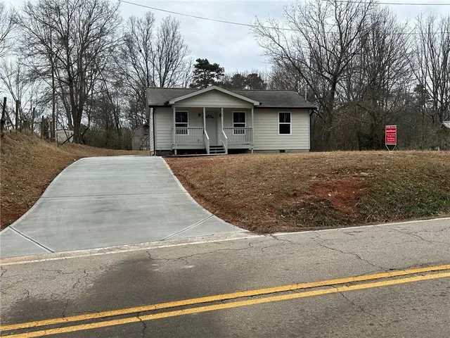 a view of a house with a yard