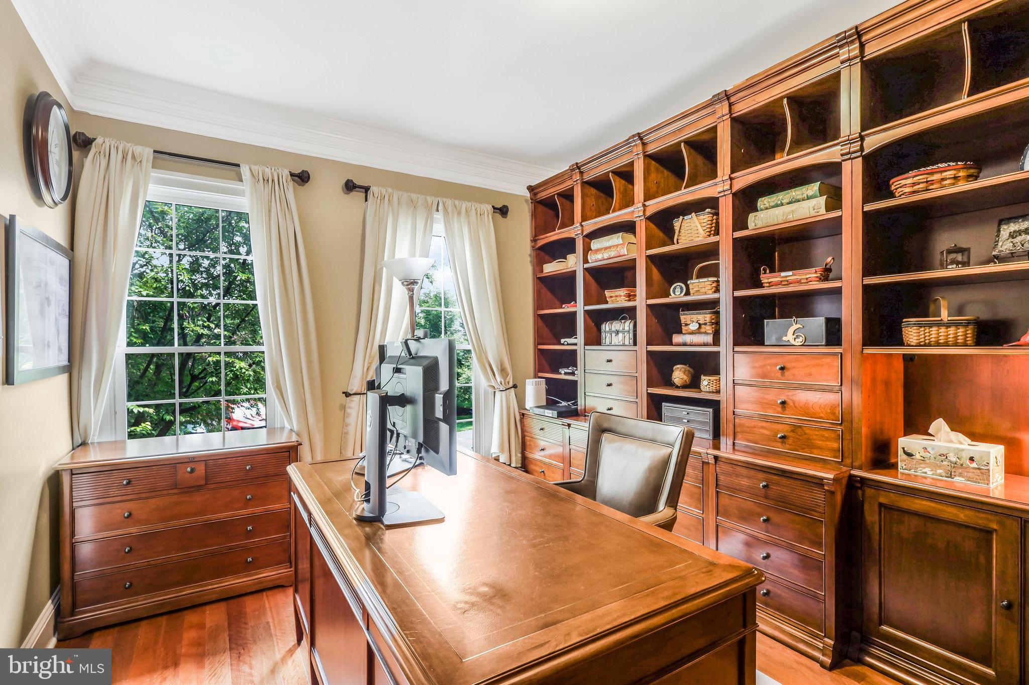 5658 Clouds Mill Drive Alexandria, VA 22310 - Photo 9 of 68 Bookshelves may not convey