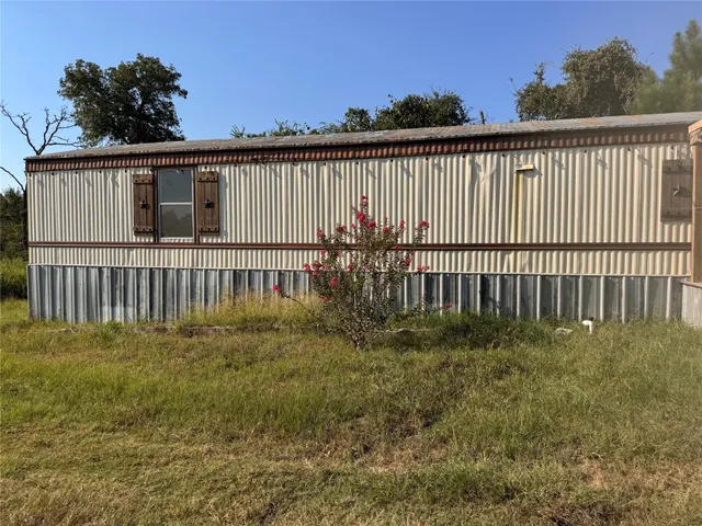 a view of a back yard