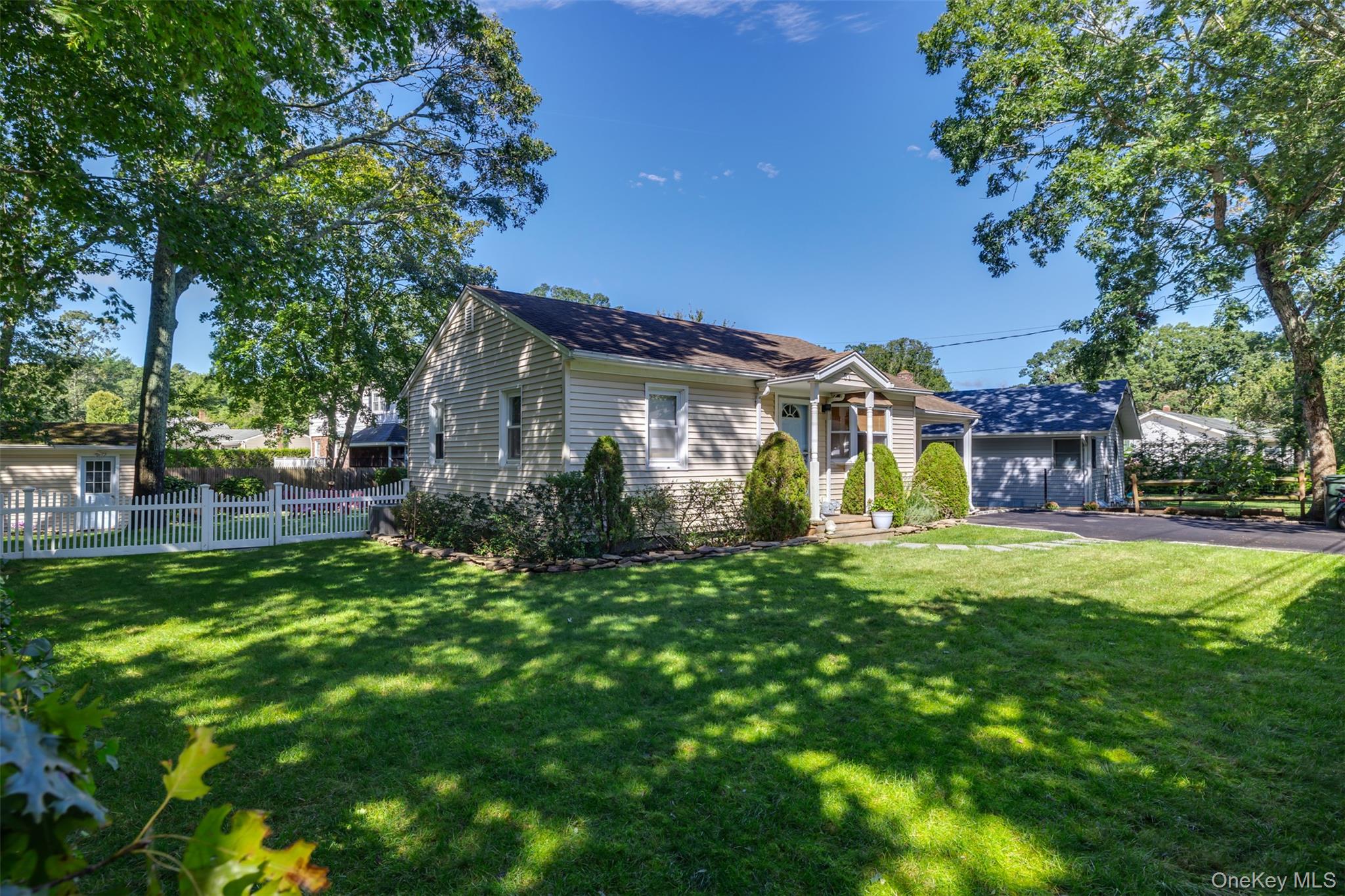 51 Wakeman Road Hampton Bays, NY 11946 - Photo 4 of 47 Gallery Image 4