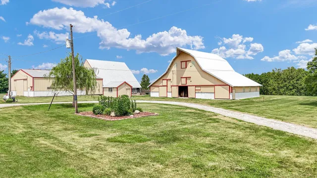 a view of a house with backyard