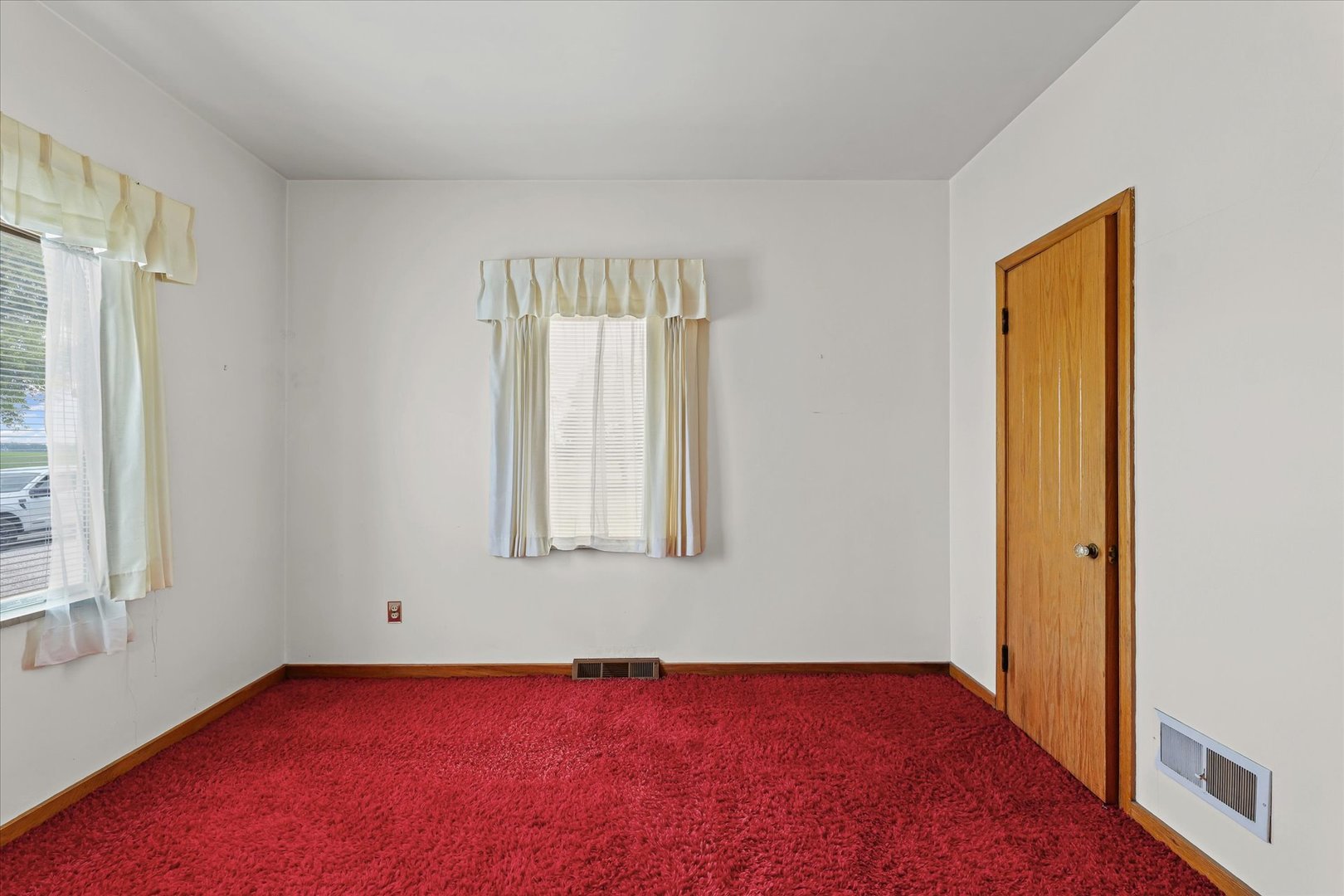 6292 North 100 East Road Allerton, IL 61810 - Photo 27 of 61 an empty room with windows and closet