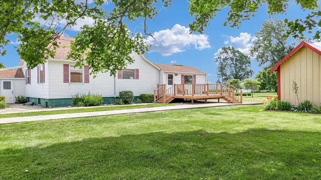 a view of a house with backyard and garden