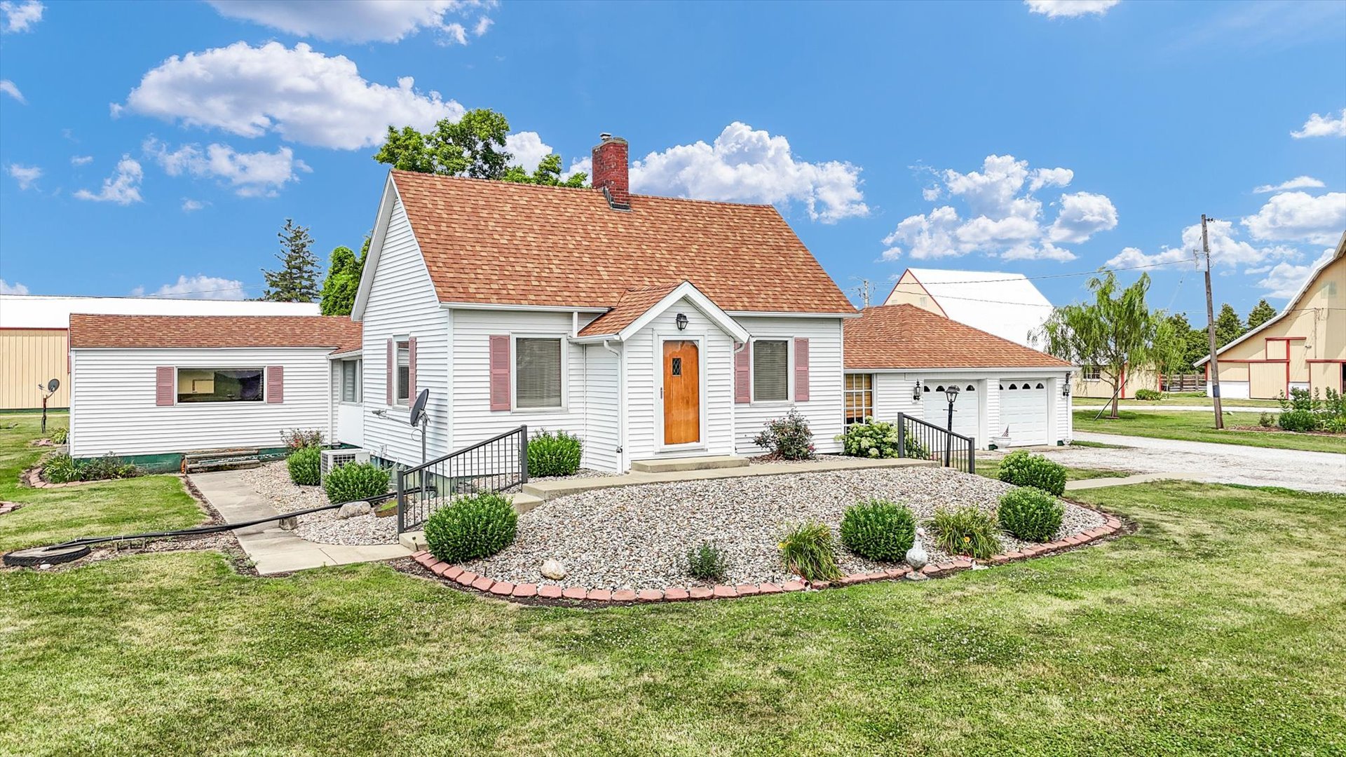 6292 North 100 East Road Allerton, IL 61810 - Photo 5 of 61 a view of a house with backyard and sitting area