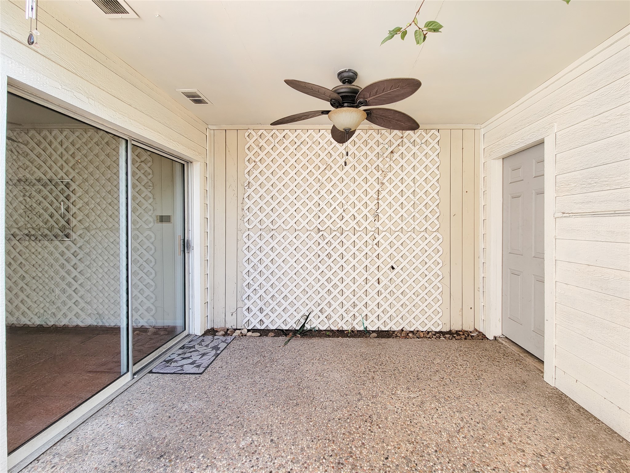2243 West Alabama Street, Unit B Houston, TX 77098 - Photo 38 of 44 a view of an empty room