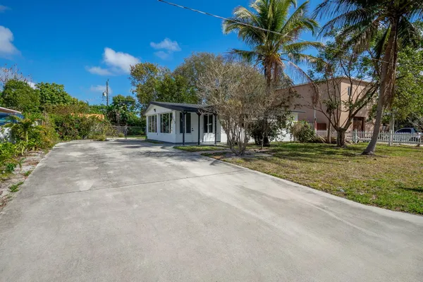 $3,200 | 113 Southeast 8th Avenue, Boynton Beach, FL 33435