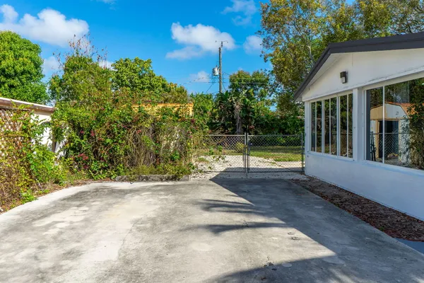 $3,200 | 113 Southeast 8th Avenue, Boynton Beach, FL 33435