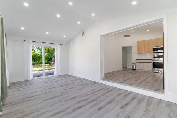 $3,200 | 113 Southeast 8th Avenue, Boynton Beach, FL 33435