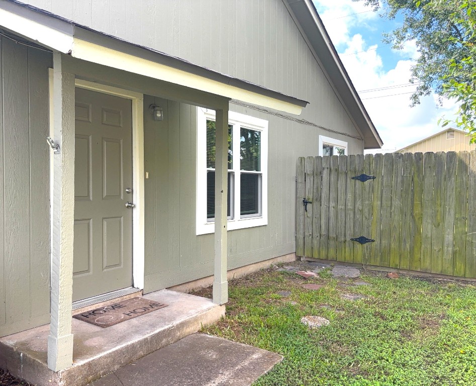 16005 Stoneham Circle Pflugerville, TX 78660 - Photo 2 of 18 a backyard of a house