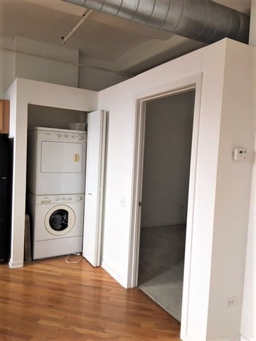 500 South Clinton Street, Unit 611 Chicago, IL 60607 - Photo 8 of 19 a view of a livingroom with wooden floor