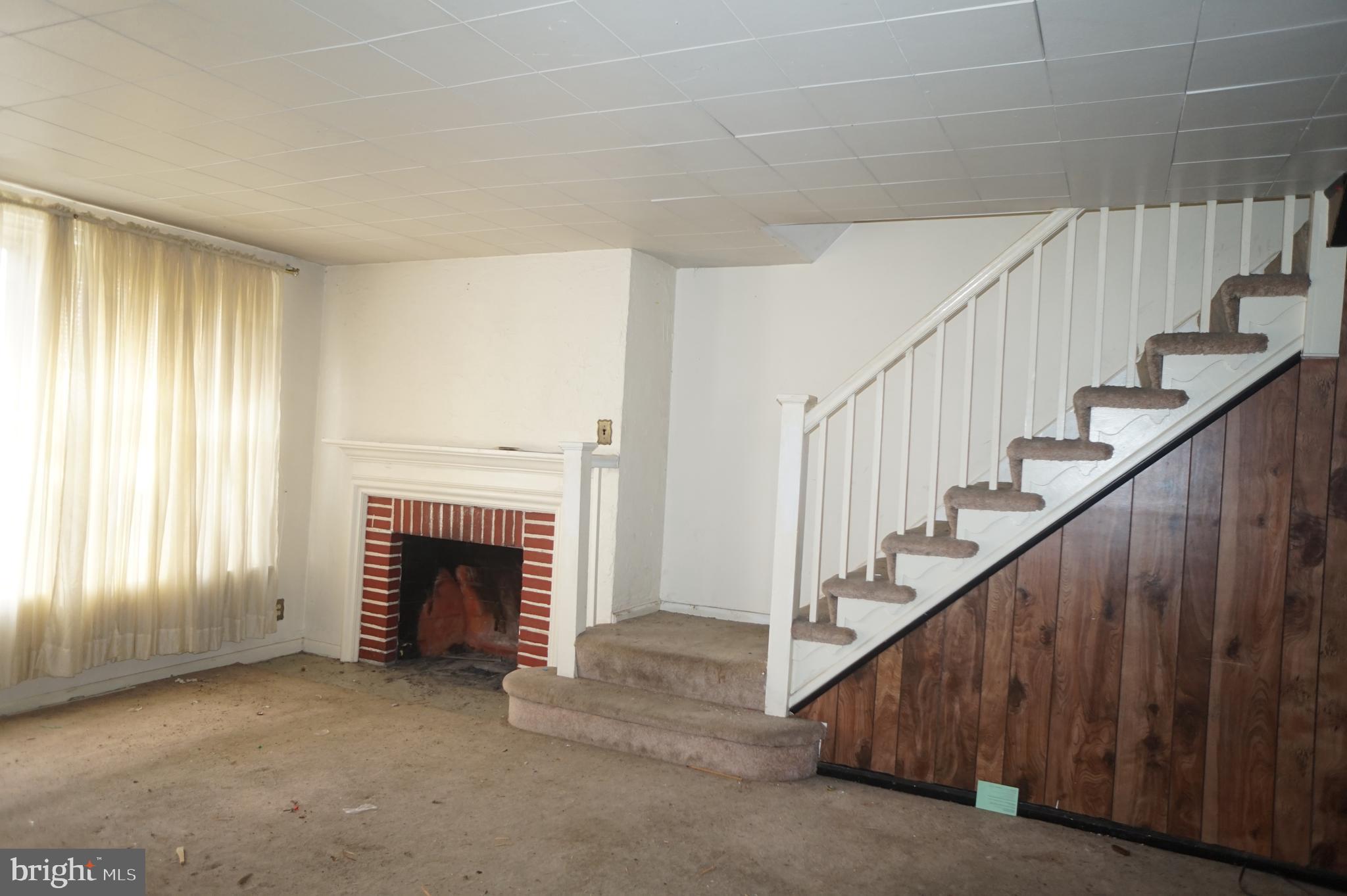 316 Maypole Road Upper Darby, PA 19082 - Photo 4 of 15 Livingroom