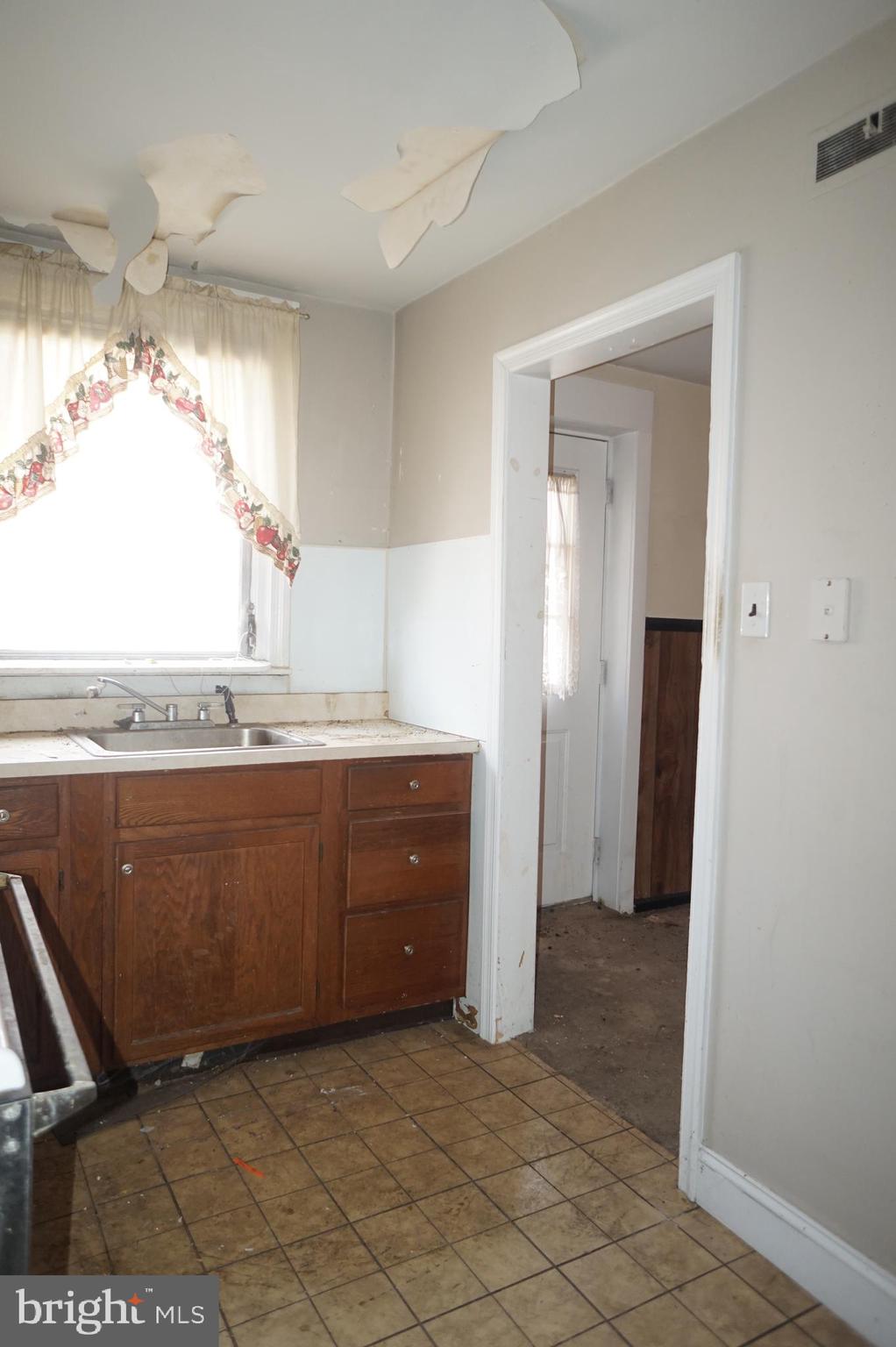 316 Maypole Road Upper Darby, PA 19082 - Photo 8 of 15 Kitchen
