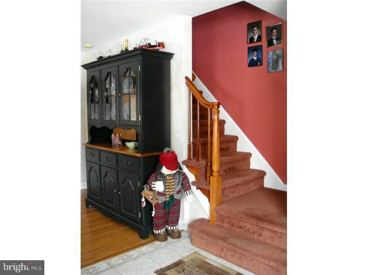 408 Wayne Avenue Springfield, PA 19064 - Photo 3 of 25 Foyer