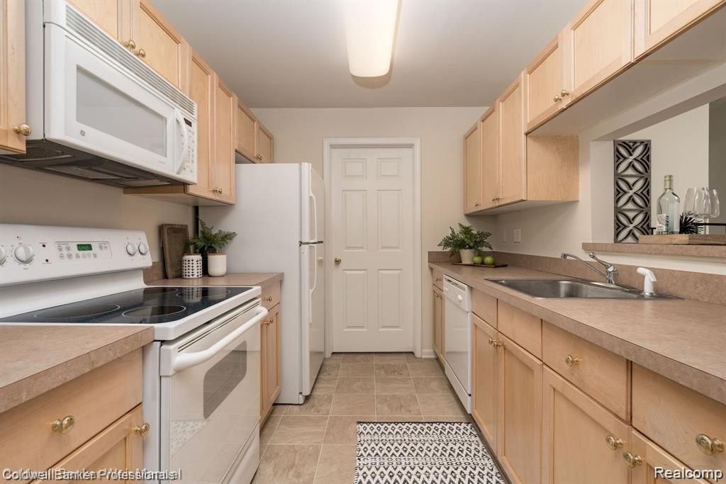 3639 Tremonte Circle South Rochester, MI 48306 - Photo 10 of 27 Galley Kitchen