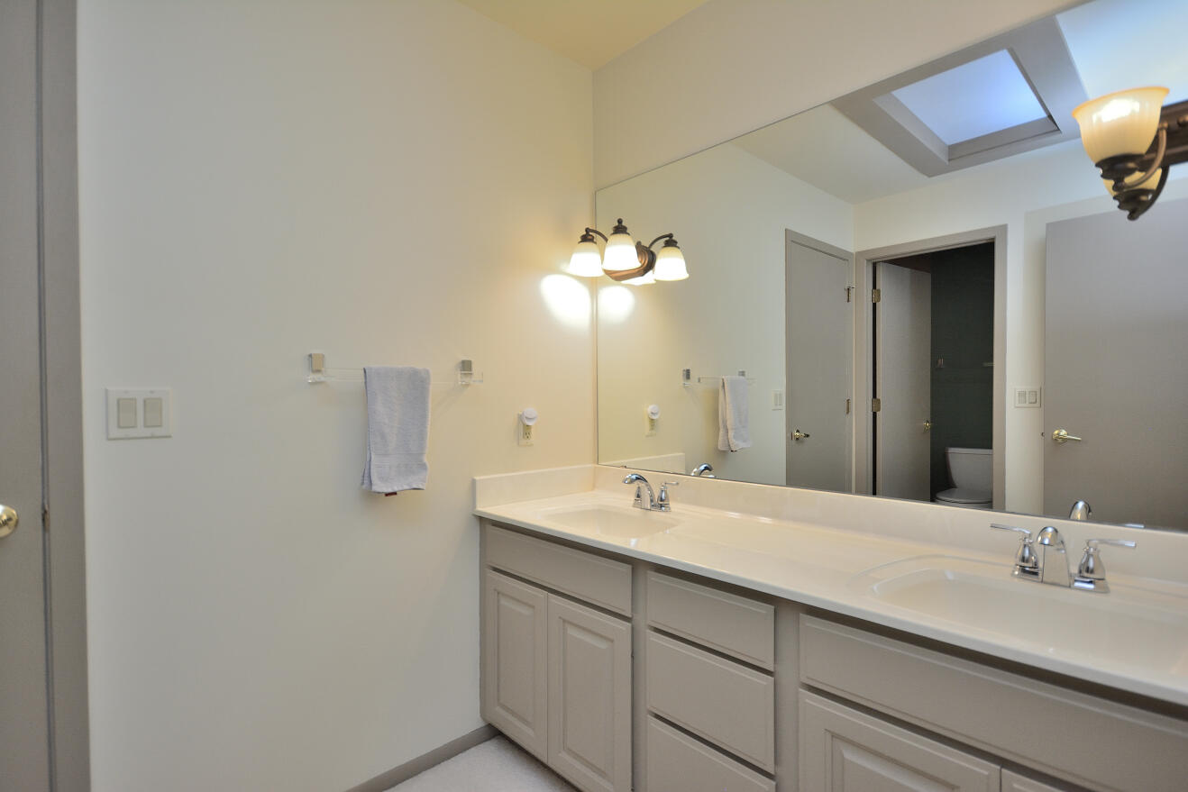 W339-n5275 Rd O Merton, WI 53058 - Photo 18 of 24 11 Second Floor Full Bathroom