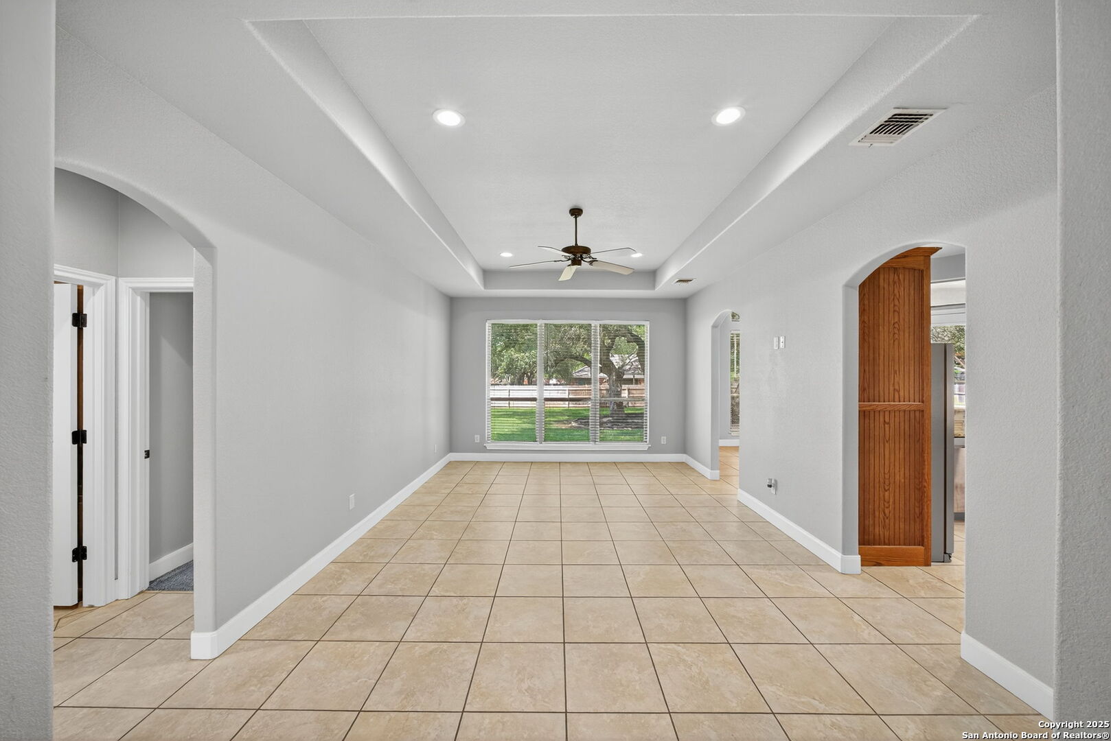1626 Clover Ridge Pleasanton, TX 78064 - Photo 12 of 33 a view of an empty room and window