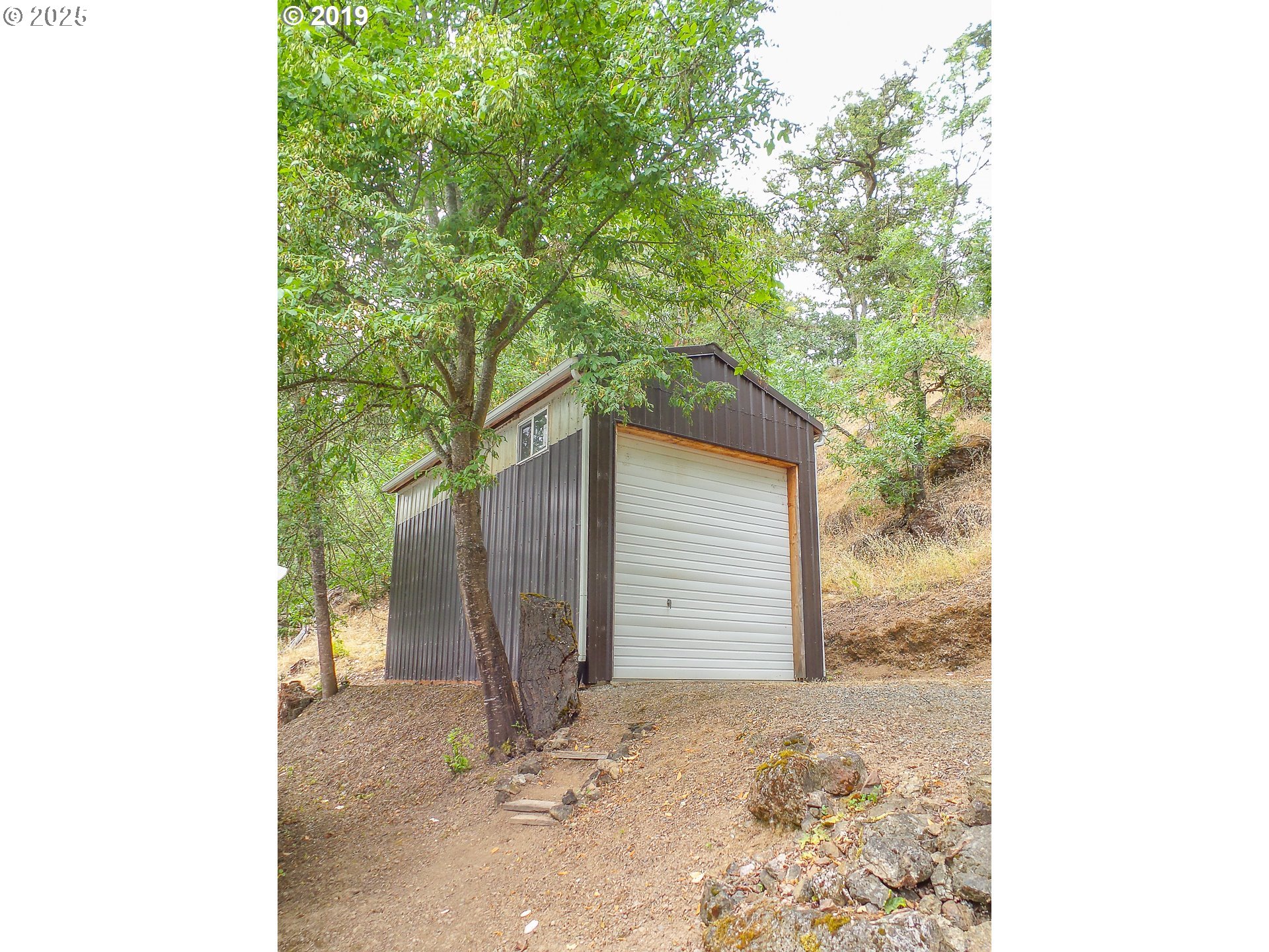 1138 Yokum Road Riddle, OR 97469 - Photo 20 of 33 a view of a house with a tree