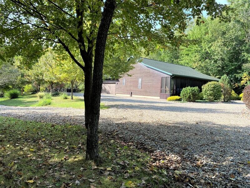 16620 Runyon Road Buchanan, MI 49107 - Photo 4 of 33 04_16620RunyonRd_900004_ExteriorSetting_