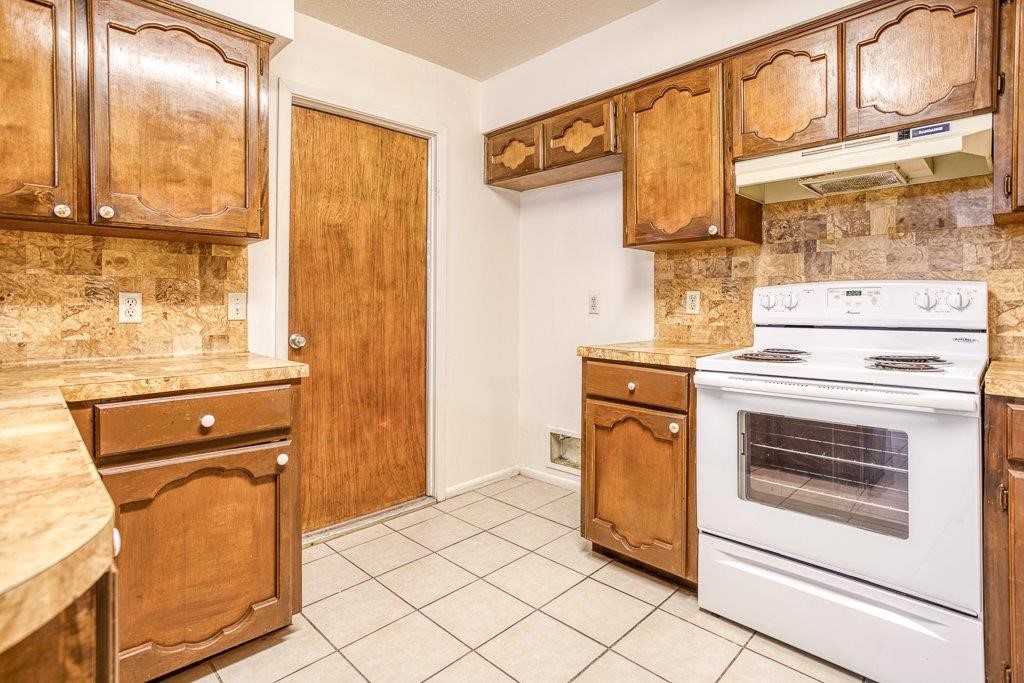 102 Timber Trail Circle Portland, TX 78374 - Photo 17 of 28 a kitchen with a stove top oven cabinets and a refrigerator