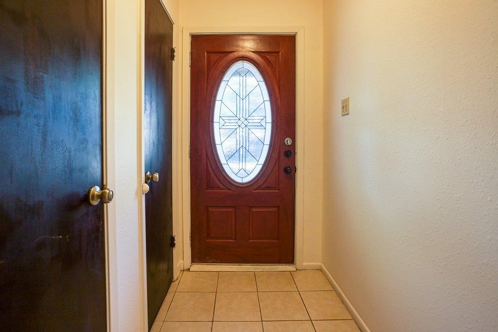 102 Timber Trail Circle Portland, TX 78374 - Photo 5 of 28 a bathroom with a toilet and a shower
