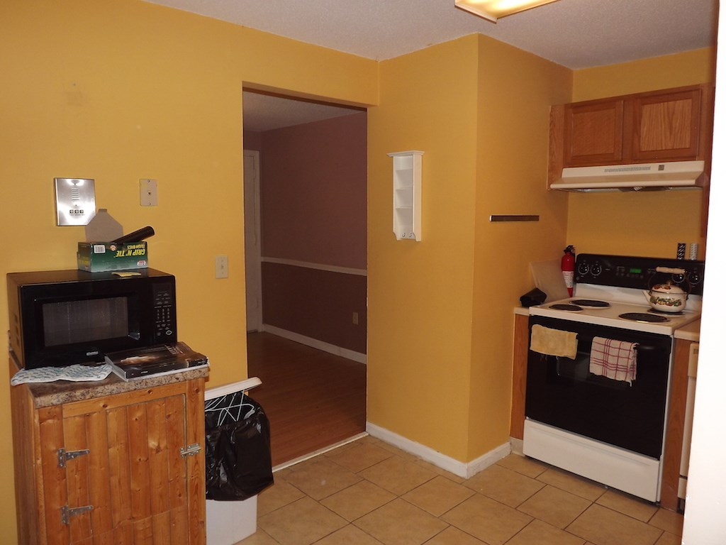 135 English Village Road, Unit 101 Manchester, NH 03102 - Photo 4 of 34