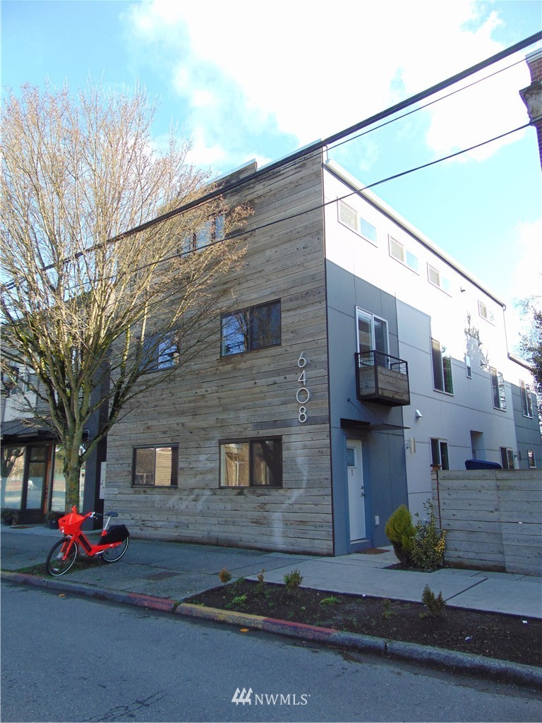 6408 Phinney Avenue North, Unit 3 Seattle, WA 98103 - Photo 2 of 12