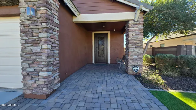 a view of entryway with a yard