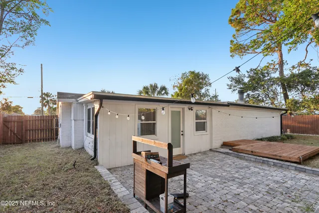 a view of a house with a backyard
