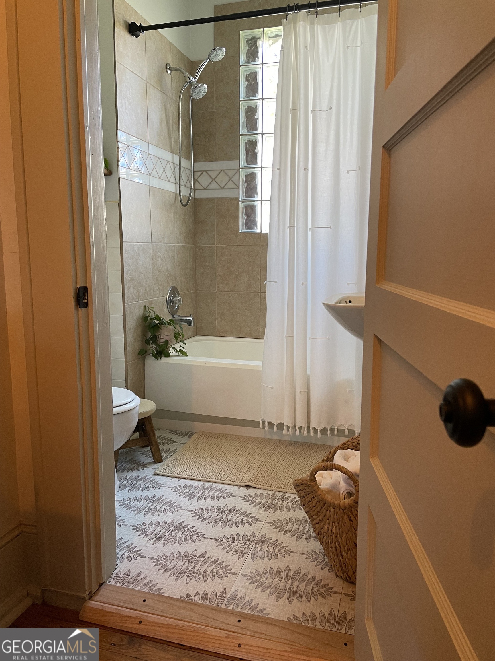 200 South Jackson Street Hartwell, GA 30643 - Photo 7 of 26 a bathroom with a bathtub and a shower
