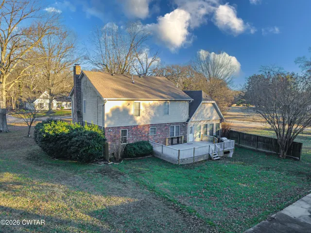 a view of a yard with a tree