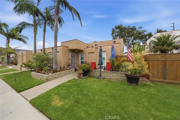 $2,650,000 | 206 Portland Avenue, Huntington Beach, CA 92648