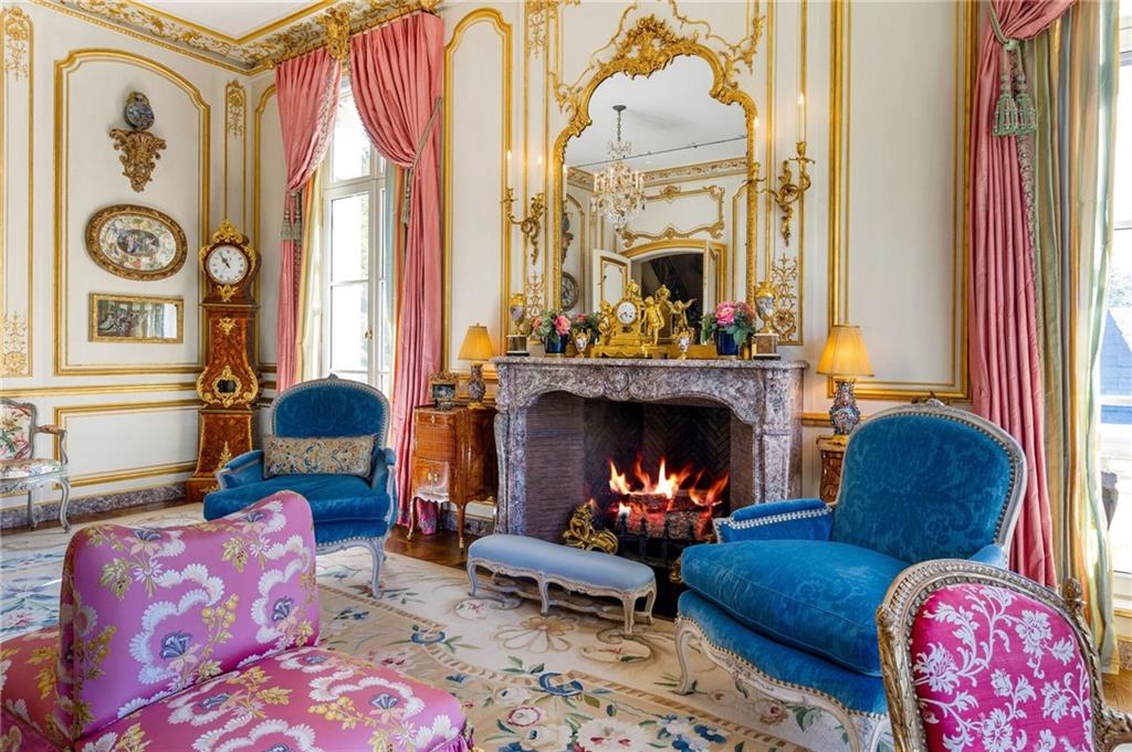 2288 Peachtree Road Northwest, Unit 6 Atlanta, GA 30309 - Photo 18 of 87 a living room with furniture and a fireplace