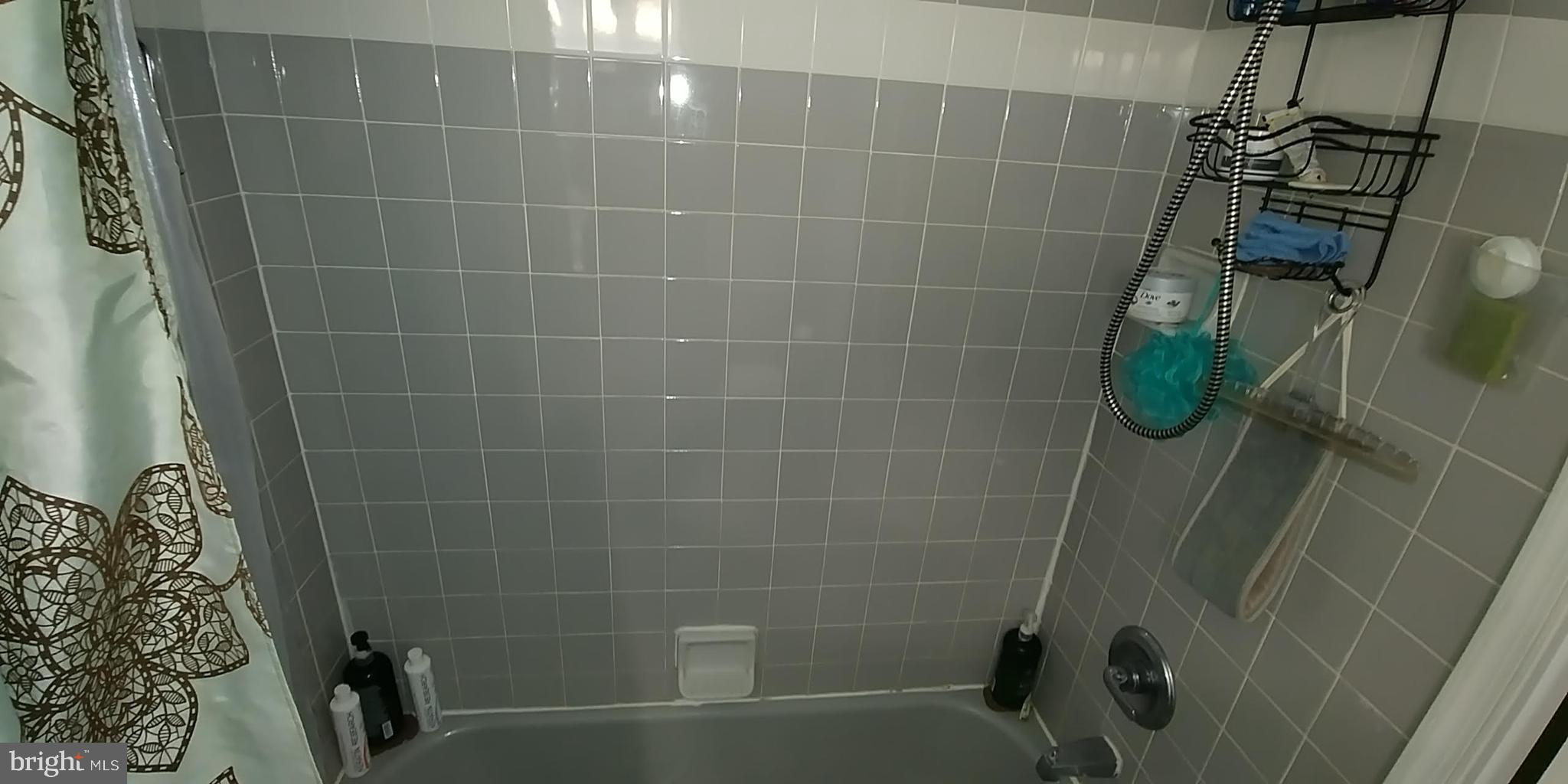 2829 Shipley Road Philadelphia, PA 19152 - Photo 13 of 20 Bathroom Tub