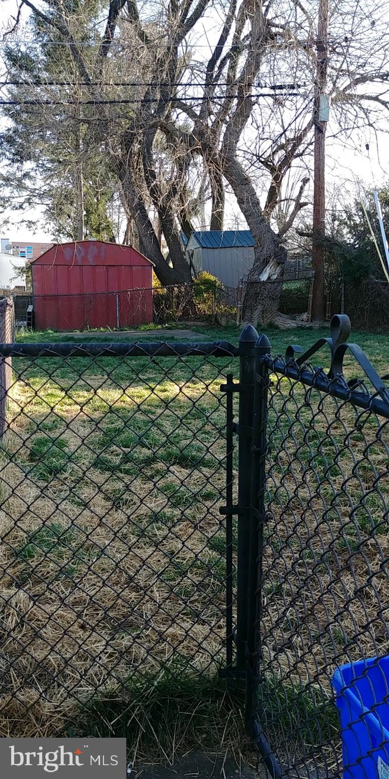 2829 Shipley Road Philadelphia, PA 19152 - Photo 20 of 20 Fenced Yard