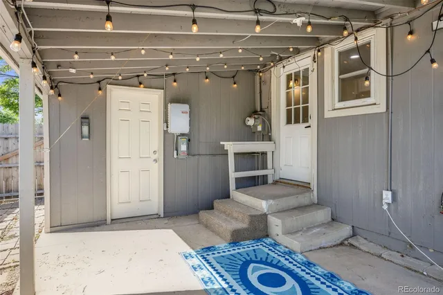 a view of entryway with furniture